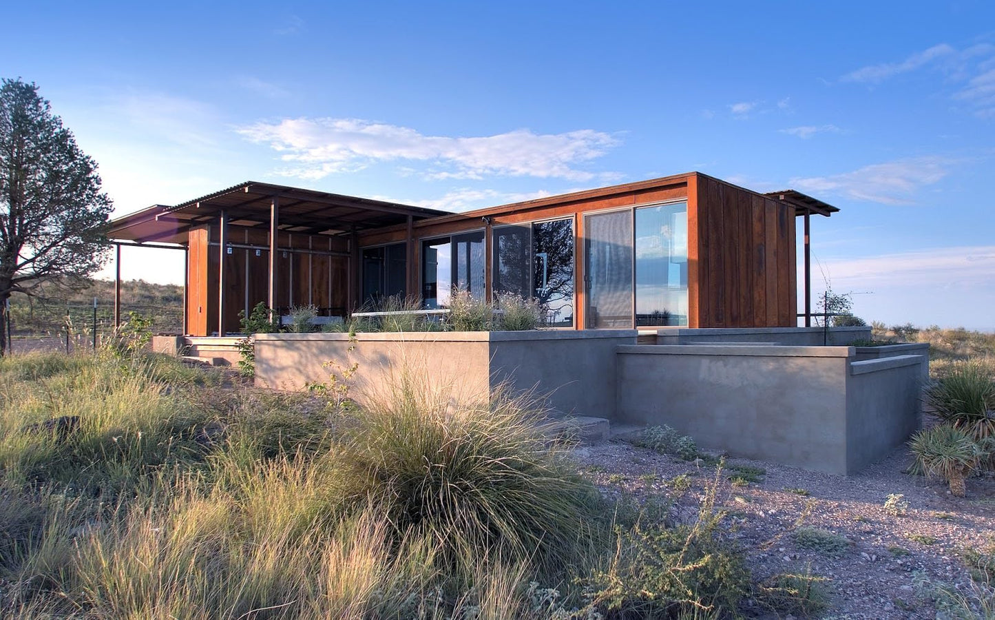 Luxury Two-Story Prefabricated Modular Villa | 2-Bedroom Customizable Shipping Container House | Modern Multi-Unit Expandable Living & Commercial Space - 810 sq.ft